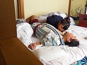 こっそりやらせてくれる仲居さんがいるという旅館に行ってきた2 8時間2枚組　サンプル画像07